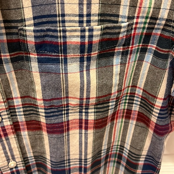Gap classic fit men's short sleeve button down, size medium - Picture 4 of 4